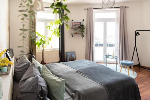 - une chambre avec un lit et une couverture bleue dans l'établissement Apartment mit Industriecharme/ Netflix + WIFI & zentrumsnah, à Chemnitz