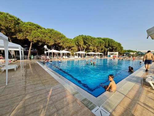 The swimming pool at or close to SPORKÖY HOTEL & BEACH CLUB