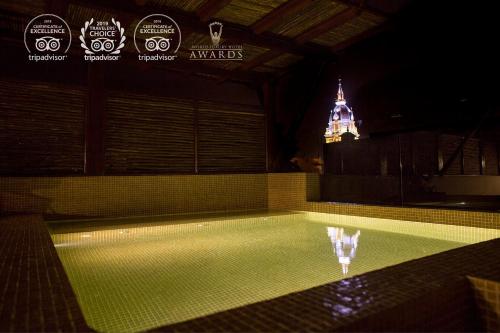 una piscina por la noche con un edificio en el fondo en Leones de Alba Hotel Boutique, en Cartagena de Indias