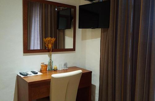 Habitación con escritorio con silla y mesa con espejo. en Casa De Campo Cantinho Da Serra en Cortelha