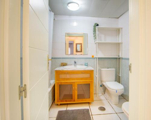 een badkamer met een wastafel en een toilet bij Mediterranea tus momentos junto al mar (2) in Vera