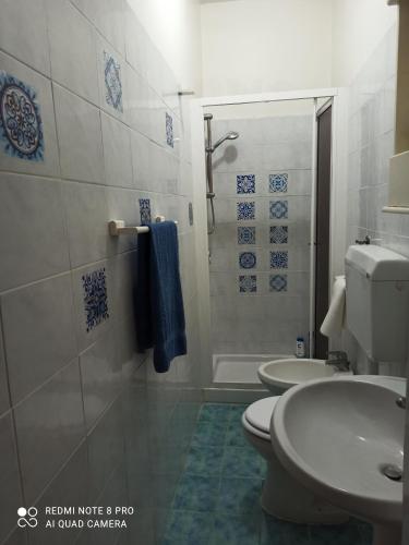 y baño con aseo, ducha y lavamanos. en Sicilia bedda, en Isola delle Femmine