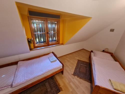 Llit o llits en una habitació de Gospodarstwo Agroturystyczne U Stasików