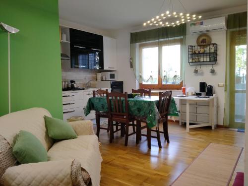 una cucina e un soggiorno con tavolo e sedie di Appartamento Margherita a Quartu SantʼElena