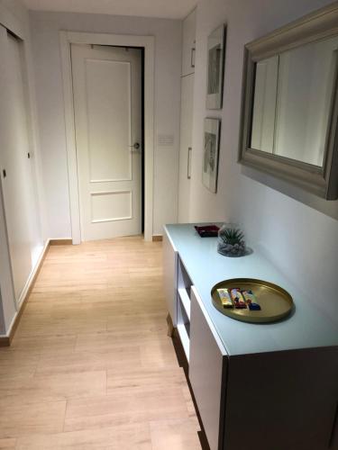 cocina con encimera y pasillo con puerta en Apartamento Plaza, en Villajoyosa