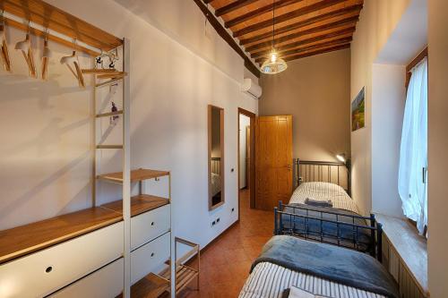 a room with two beds and a ladder in it at CasaZappa - In centro a piedi, parcheggio e giardino privato in Siena