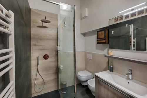 a bathroom with a shower and a toilet and a sink at CasaZappa - In centro a piedi, parcheggio e giardino privato in Siena