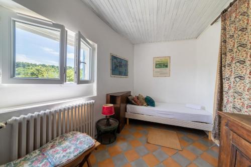 a small room with a bed and a window at MAISON AVEC PISCINE - PROCHE AVIGNON - WiFI GRATUIT in Sauveterre