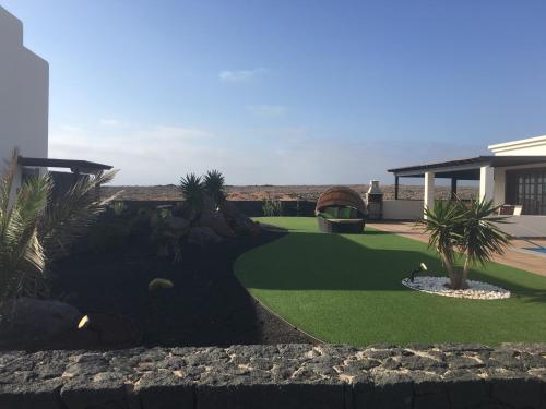 luxury 3bed Villa with heated private pool, full Sky and free WIFI