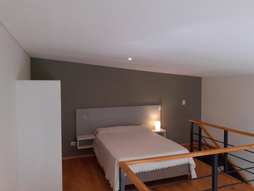 una camera con un letto bianco e una scala di Bello Jazmin 2 a San Rafael