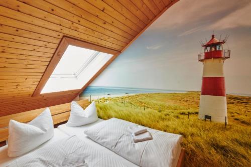 una camera da letto con un faro e un letto con una finestra di Ferienwohnung Drosi am Berg a Memmelsdorf