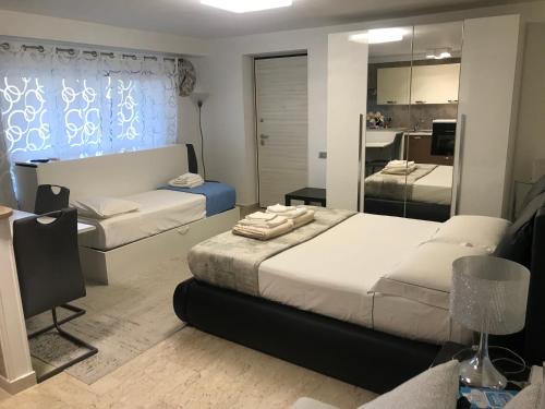 Cet appartement comprend une chambre avec deux lits et un salon. dans l'établissement Alma Luxury suite, à Pescara