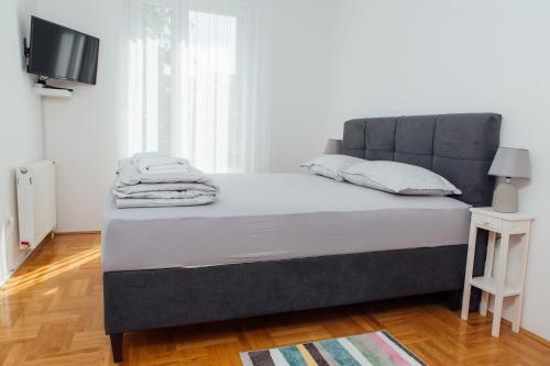 sypialnia z dużym łóżkiem z telewizorem w obiekcie Suite Dreams w mieście Valjevo