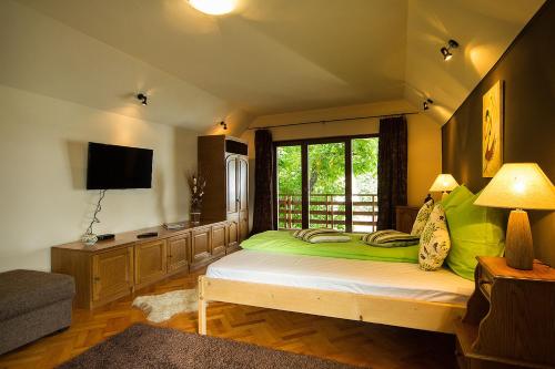 a bedroom with a large bed with a window at Villa Townhouse 36 Sibiu in Sibiu