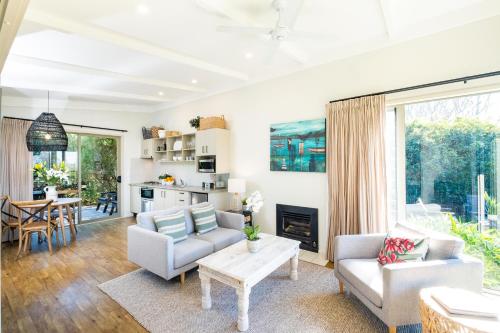 Ruang duduk di Coastal Cottage Retreat - Te Awanga Cottages