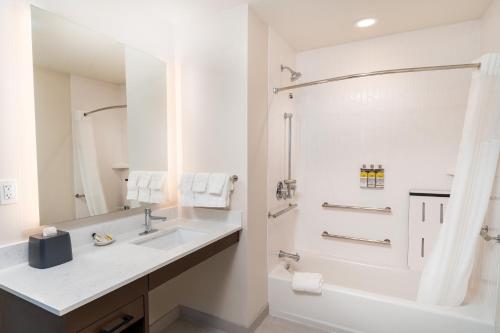 A bathroom at Staybridge Suites - Temecula - Wine Country, an IHG Hotel