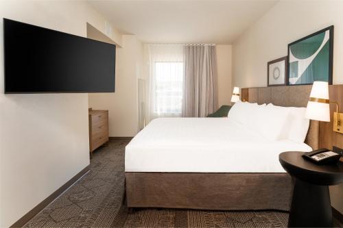 A bed or beds in a room at Staybridge Suites - Temecula - Wine Country, an IHG Hotel