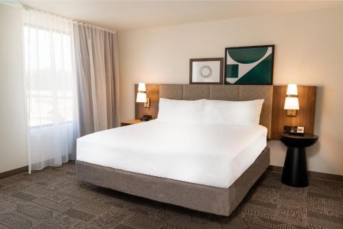 Postel nebo postele na pokoji v ubytování Staybridge Suites - Temecula - Wine Country by IHG