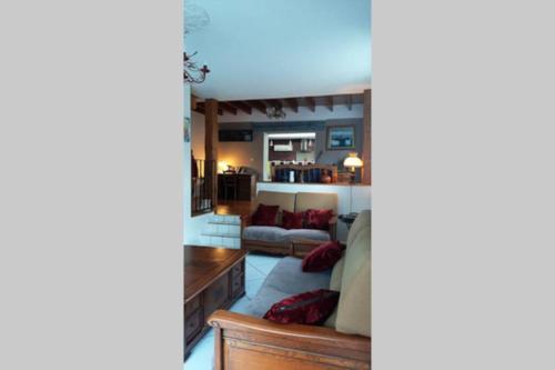 un salon avec un lit et un canapé dans l'établissement La Cour Pavée, à Boulogne-sur-Mer