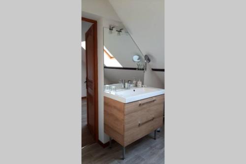 une salle de bain avec un lavabo et un miroir dans l'établissement La Cour Pavée, à Boulogne-sur-Mer