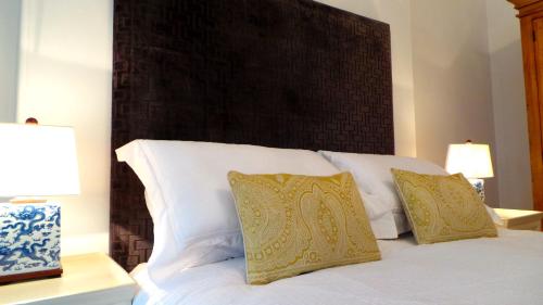 愛丁堡的住宿－安特勒旅館，一间卧室配有一张带两盏灯的大型白色床。