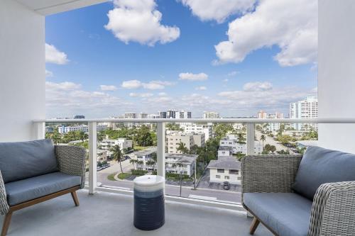 - un salon avec deux chaises et une grande fenêtre dans l'établissement 914 Tiffany House condo, à Fort Lauderdale
