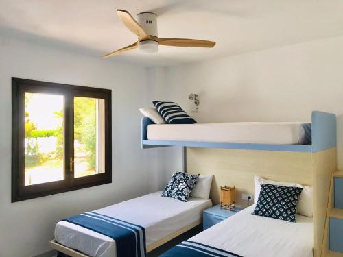 En eller flere senge i et værelse på Casa mediterránea con gran jardín y piscina a 500 m de la playa