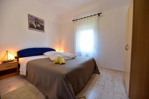 sypialnia z łóżkiem z żółtym pluszowym zwierzakiem w obiekcie Apartment in Vir with Terrace, Air conditioning, Wi-Fi (4592-1) w mieście Vir