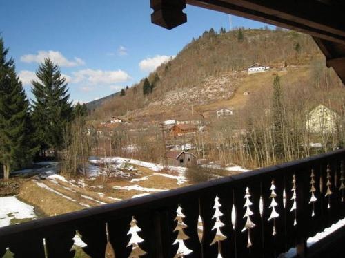 einen Balkon mit Blick auf einen schneebedeckten Berg in der Unterkunft Magnificent wooden chalet with sauna in Ventron