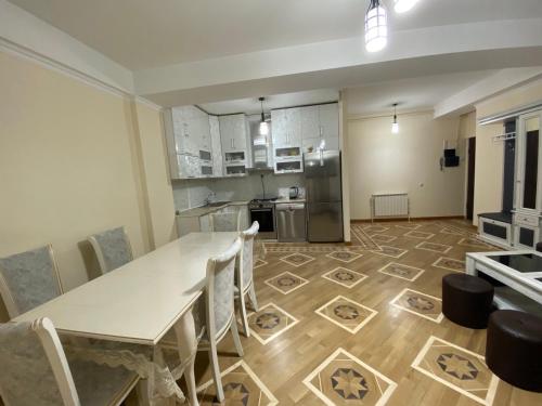 eine Küche und ein Esszimmer mit einem Tisch und Stühlen in der Unterkunft Cascade - Opera Apartment in Yerevan