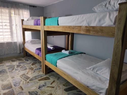 Двухъярусная кровать или двухъярусные кровати в номере KEY WEST HOSTEL