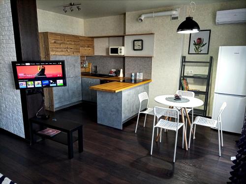 ノヴォシビルスクにあるLoft Studioのキッチン、ダイニングルーム(テーブル、椅子付)