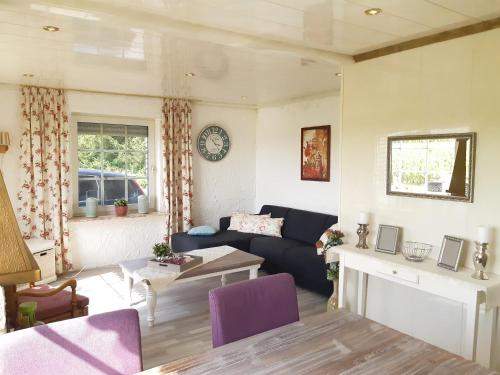 een woonkamer met een bank en een tafel bij Monteurzimmer Ausma Boen 2 - Vakantiehuis Rust & Ruimte in Bunde
