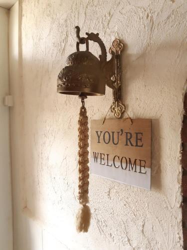 a light on a wall with a sign that says youre welcome at Monteurzimmer Ausma Boen 2 - Vakantiehuis Rust & Ruimte in Bunde