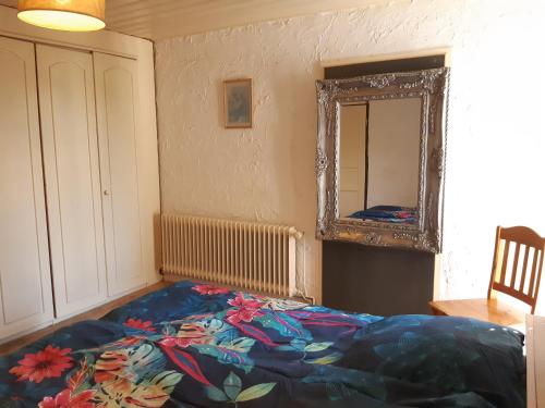 a bedroom with a large bed and a mirror at Monteurzimmer Ausma Boen 2 - Vakantiehuis Rust & Ruimte in Bunde
