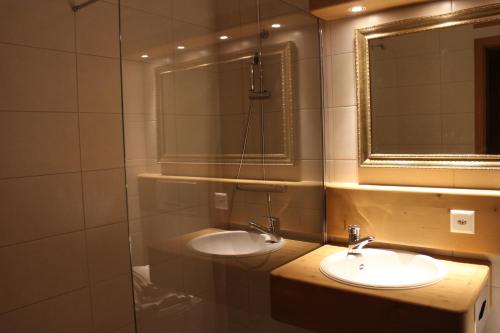 استوديوهات بلفيو في تشاميري: حمام مع حوض ومرآة