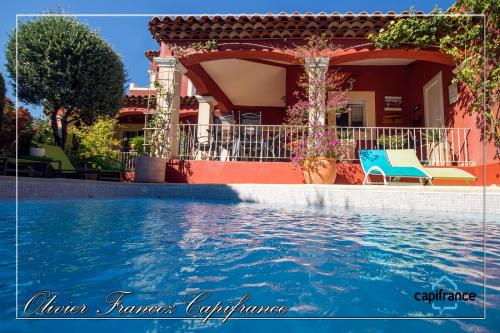 une maison avec une piscine en face d'une maison dans l'établissement Villa sécurisée pres des lecques, à Saint-Cyr-sur-Mer