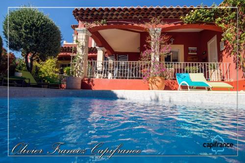 una casa con piscina di fronte a una casa di Villa sécurisée pres des lecques a Saint-Cyr-sur-Mer