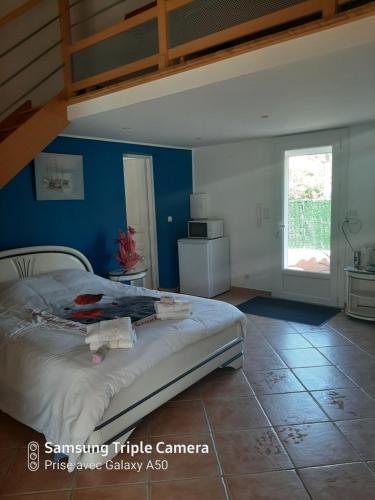 una camera con letto e parete blu di Villa sécurisée pres des lecques a Saint-Cyr-sur-Mer