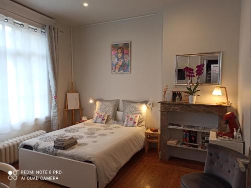 - une petite chambre avec un lit et une fenêtre dans l'établissement B&B My Art House (Douai Centre), à Douai