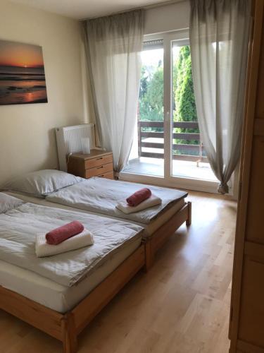 um quarto com 2 camas e uma grande janela em Ferienwohnung Käthe em Sonsbeck