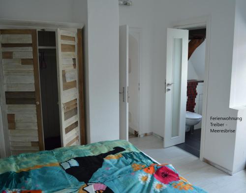 a bedroom with a bed and a bathroom at Ferienwohnungen Treiber in Eggenstein-Leopoldshafen - Nähe KIT Campus Nord und Karlsruhe in Eggenstein-Leopoldshafen