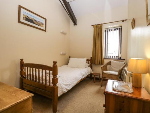 En eller flere senge i et værelse på Heather Cottage