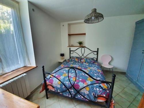 a bedroom with a bed with a colorful comforter at Idéalement situé, spacieux et agréable, parking gratuit et classé 3 étoiles in Mende