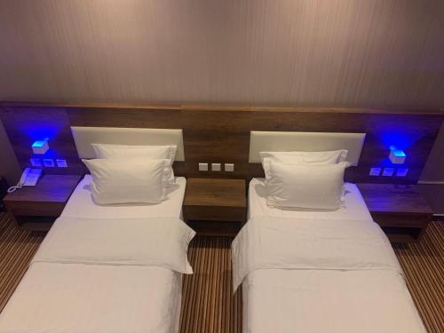 Tempat tidur dalam kamar di أجنحة أكاسيا الفندقية - الستين مع قريش