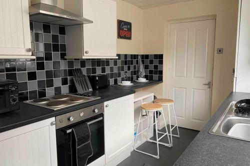 Kitchen o kitchenette sa Town centre stay Northumberland FREE WIFI AND CLOSE TO BEACH