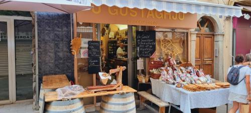 un magasin avec une vitrine de nourriture devant lui dans l'établissement Studio Rue Fesch - Vieille Ville, à Ajaccio