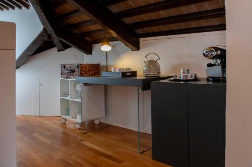 a kitchen with black counters and a counter top at Ca' della Scimmia - Rialto Bridge, Venice in Venice