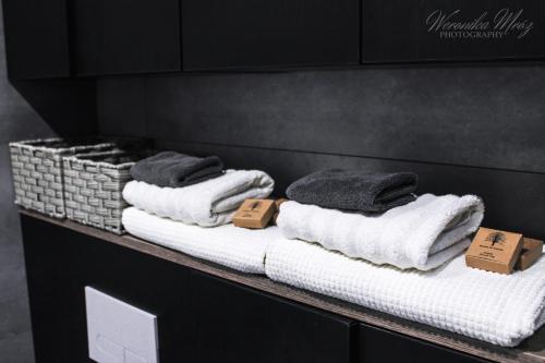 rząd ręczników siedzący na blacie w obiekcie D Apartments Centrum Jurowiecka III w mieście Białystok
