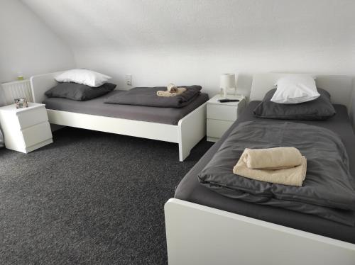 En eller flere senge i et værelse på Klimatisiertes Ferienhaus am Bauleuteweg 25